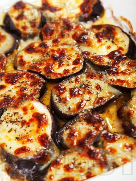 Запечени патладжани със сирене моцарела на фурна - снимка на рецептата